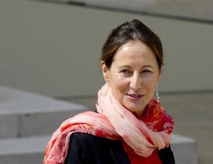 Ségolène Royal bans kisses, cleavage at French ministry