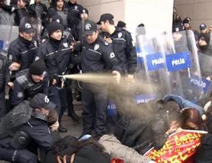 Police use tear gas on group supporting KESK members before trial
