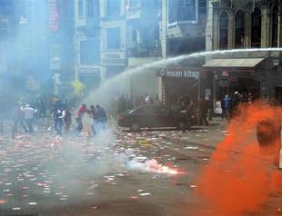 Police crack down on football fan protest in Taksim over e-ticket system