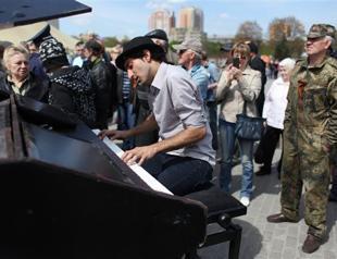 Peace pianist Martello pops up in Ukraine months after surprise Gezi protest concert