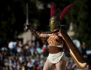 Gladiators, horsemen help fete Romes 2,767th birthday