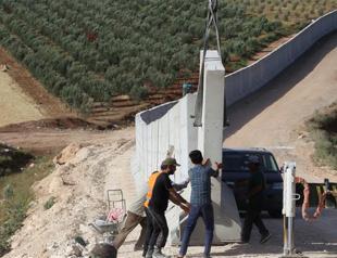 Turkey builds portable wall on border with Syria