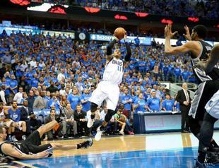 Spurs edge Mavericks to level playoff series