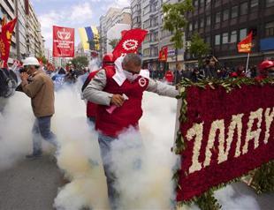 As it happened: Police keep Taksim Square shut by means of tear gas and water cannon on tense May Day in Istanbul