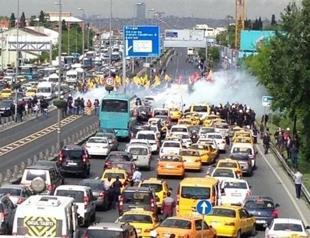 Video: Police crack down on May Day demonstrators on main Istanbul road amid traffic