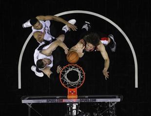 NBA: Spurs pound Blazers, take 2-0 lead