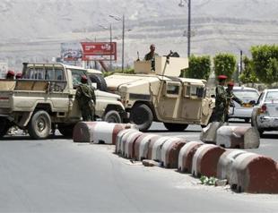 Suicide car bomb kills 12 soldiers, civilian in Yemen