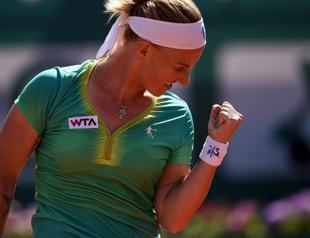 Kuznetsova beats Vesnina to end final absence