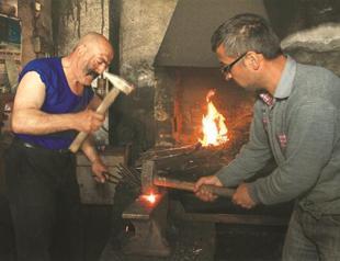 Factory growth loses further pace on domestic challenges in Turkey