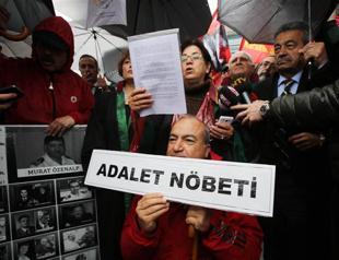 Lawyer protests lengthy detentions in front of Constitutional Court