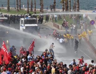 İzmir police intervene as thousands protest Turkish mine blast
