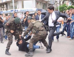 PM Erdoğan’s adviser sparks outrage for kicking mourner amid Soma protests