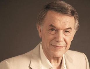 Man of romantic songs comes to city