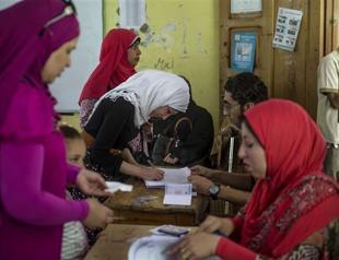 Egypt extends presidential vote after low turnout reports
