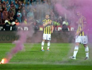 Fenerbahçe-Trabzonspor game halted after crowd trouble
