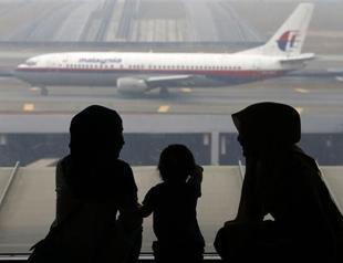 Malaysia rejects report plane flew on, Chinese photos