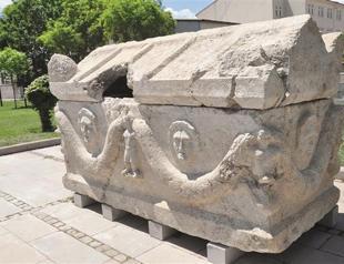 Female body discovered in centuries-old tomb