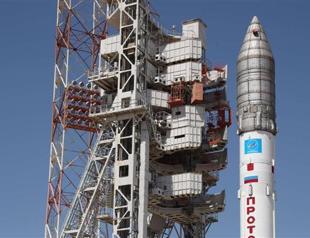 Russian rocket falls back to Earth with super satellite