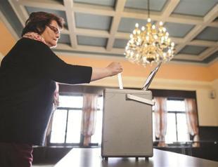 Switzerland rejects minimum wage plan