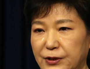 Tearful South Korean president says responsibility lies with me for mishandling ferry disaster