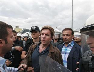 CNN International reporter ‘detained, kicked’ in Istanbul on air