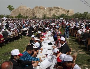 Turkeys morning meal capital Van sets Guinness world record for most crowded breakfast table