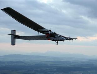 Solar plane makes debut with eye on global trip