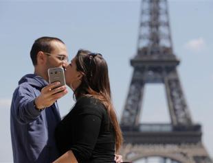 Selfie, hashtag now in Merriam-Webster dictionary