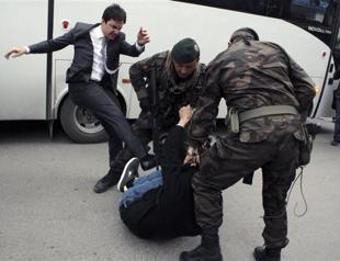 VIDEO: Footage shows moments preceding kick by PM’s adviser to protester in Soma