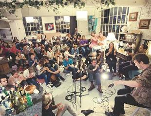 Istanbuls living rooms rocking to live music