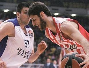 Anadolu Efes shakes hands with Stratos Perperoglou
