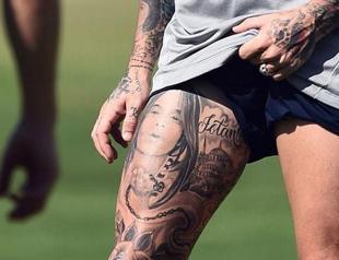 Meireles sports his Blue Mosque tattoo during World Cup training