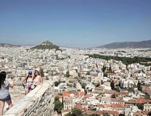 Investors pile into Greece and Portugal on recovery bet