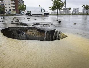 BLOG: Ankara’s infrastructure keeps dazzling as rain forms deep crater in middle of street