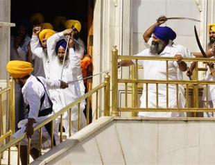 Sword fight at Indias Golden Temple on raid anniversary