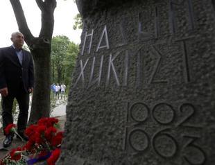 EU Minister visits Turkish poet Nazım Hikmet’s grave in Moscow