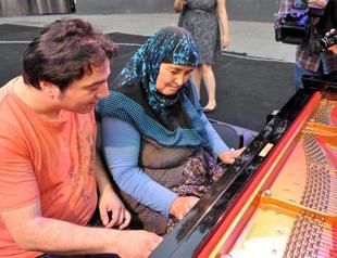 Grandmother plays piano with Turkish pianist Fazıl Say