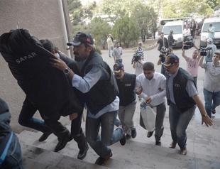 Police officers use their right to silence in PM wiretap scandal