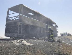 Bus goes up in flames on Diyarbakır highway, passengers saved