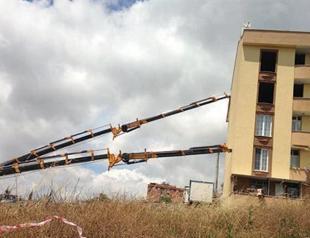 Tenants continue living in crooked apartment building in industrial Istanbul suburb