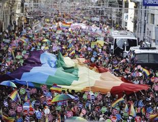 ‘Where are you, babe’ Thousands attend Gay Parade in Istanbul
