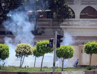 Two Egypt officers killed defusing bombs near president palace