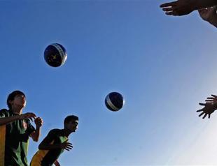 Pakistan street children return to rapturous welcome