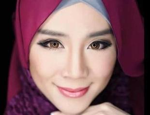 Former Playboy bunny converts to Islam