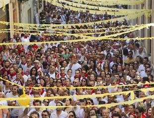Huge crowds launch Spains Pamplona bull-run festival
