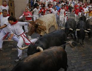 Three hurt, one seriously, in quick Pamplona bull run