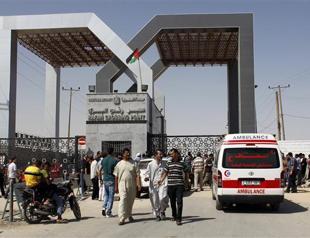Egypt opens border to wounded Palestinians: official