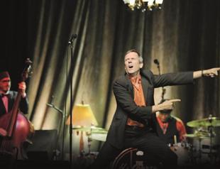 Hugh Laurie rocks the house with electric Istanbul show