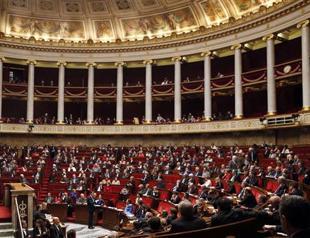 French ministers ordered to hand in mobiles at cabinet meetings