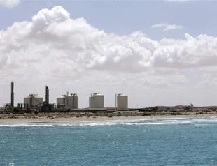 Libya opens way to oil exports from recovered port